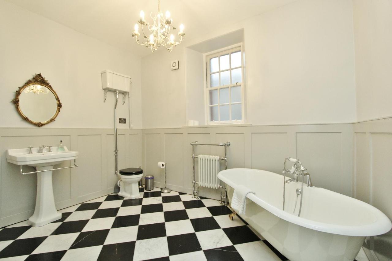 Elegant 3-Bedroom Ramsay Garden Apartment In Edinburgh City Centre Kültér fotó